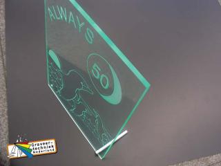 Gravure in perspex plaat met glaslook uitstraling. 